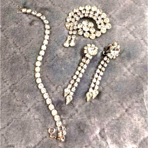 Vintage 1950's Rhinestone Set- Earrings, Brooche, Bracelet - Picture 17 of 17